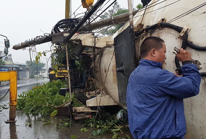 Xe bồn gãy đôi sau khi tông hàng loạt nhà cửa, xe cộ Xe bồn gây tai nạn.