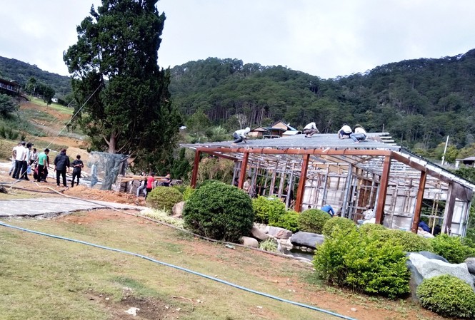 Cưỡng chế hàng loạt nhà xây trái phép trong 'làng biệt thự' ở Lâm Đồng Tháo dỡ nhà xây trái phép ở 'làng biệt thự"
