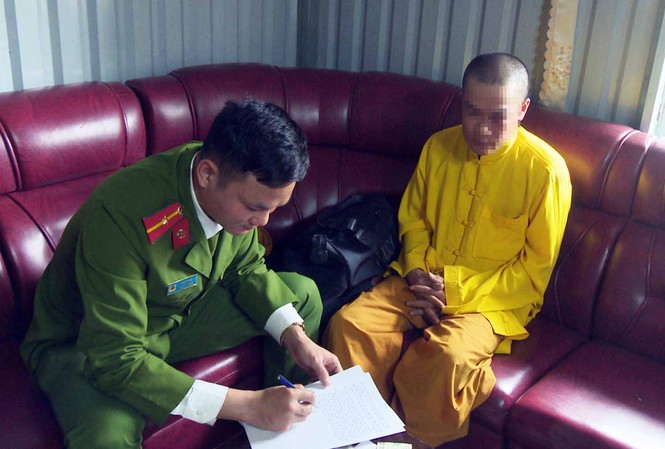 Giả danh tu sĩ đánh tráo 49 triệu đồng bằng tiền vàng mã Công an lập biên bản vụ việc