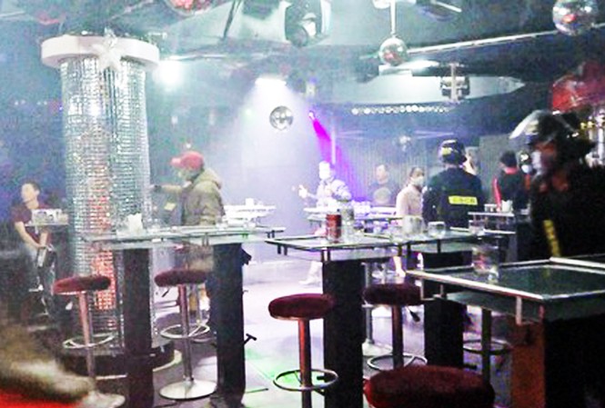'Đột kích' quán bar ở Đà Lạt, phát hiện nhiều dân chơi dương tính ma túy Lực lượng chức năng kiểm tra bar V-Club