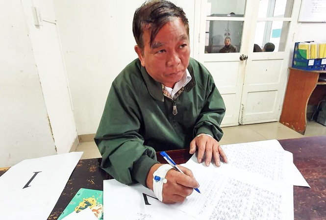 Trốn truy nã vẫn 'tranh thủ' lừa đảo tiền của nhiều người Trần Văn Hùng tại cơ quan điều tra.