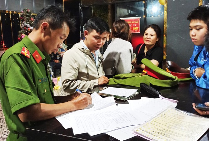 Hàng chục đối tượng ‘bay lắc’ trong club, karaoke giữa đêm khuya Lập biên bản vi phạm hành chính.