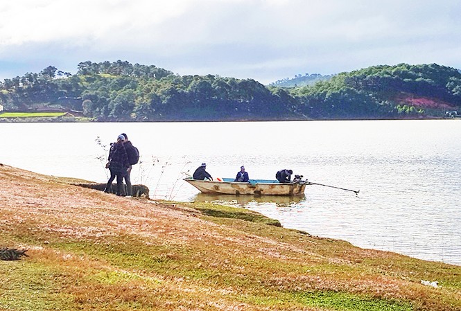 Du khách không mặc áo phao, mạo hiểm tính mạng trên hồ Đan Kia - Suối Vàng Du khách mạo hiểm đi thuyền "chui" trên hồ Đan Kia - Suối Vàng