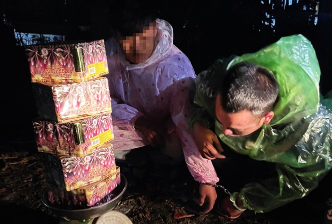 Một ngày bắt quả tang 3 vụ trữ súng đạn, pháo nổ và đánh bạc Bắt vụ vạn chuyển pháo nổ trong đêm