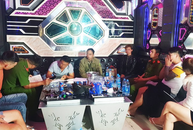 Bắt quả tang 24 dân chơi ‘bay lắc’ điên cuồng tại quán karaoke Hiện trường vụ việc