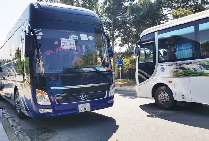 Xe khách biển số Lào, Campuchia hoạt động rầm rộ ở Lâm Đồng Các xe biển số nước ngoài vận chuyển du khách tại Lâm Đồng
