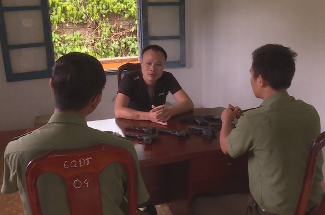 Xem xét kỷ luật lãnh đạo công an huyện vì để cấp dưới trộm súng đi bán Nguyễn Minh Chiến cùng tang vật tại cơ quan điều tra. Ảnh: Dân Việt
