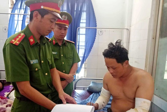 Bắt kẻ phóng hỏa cửa hàng hoa khiến 2 người chết cháy Thụ bị bắt khẩn cấp để điều tra về hành vi giết người