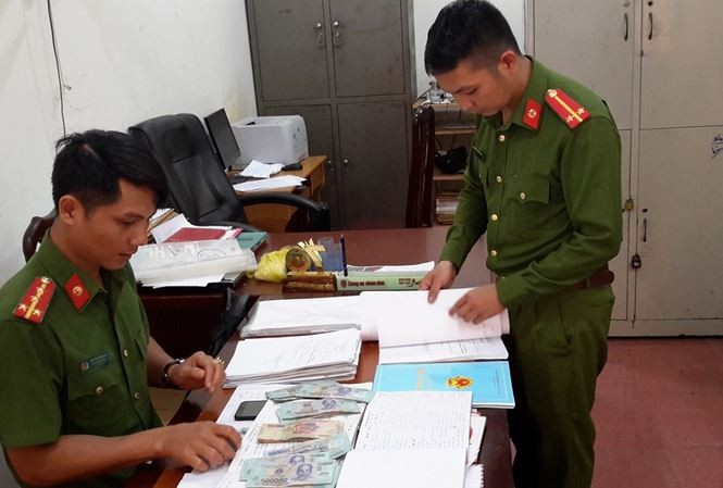 Triệt phá nhóm tín dụng đen lãi suất 'cắt cổ' 936% một năm ở Đắk Nông Công an tỉnh Đắk Nông phát hiện 1 vụ cho vay nặng lãi trong giao dịch dân sự ở huyện Đắk Song (ảnh Công Hoan)