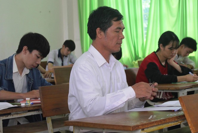Thí sinh 54 tuổi quyết thi vì ước mơ hành nghề... bốc thuốc Ông Thiều chuẩn bị làm bài thi