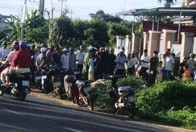 Nghi án dùng súng quân dụng bắn bạn gái rồi tự sát, 2 người trọng thương Đông đảo người dân hiếu kì có mặt ở hiện trường