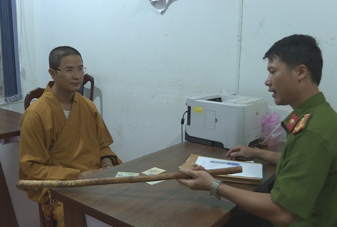 Khởi tố sư thầy vô cớ đánh vỡ nát gương, kính xe ô tô trên đường phố Ông Thành tại cơ quan điều tra