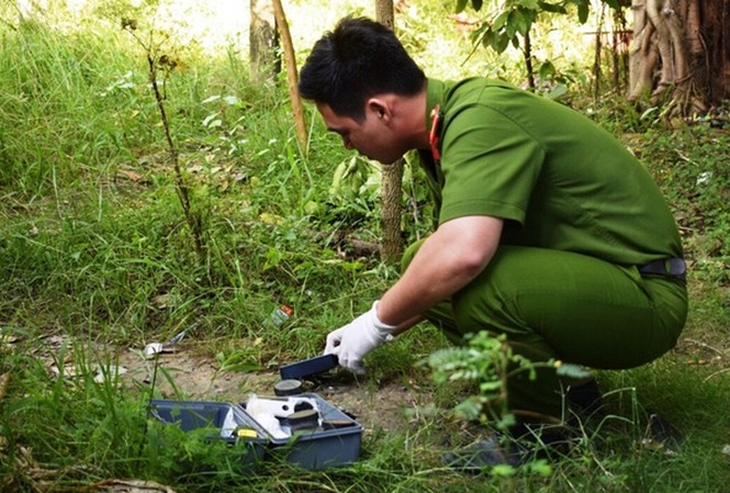 Chồng giết vợ đang mang thai rồi dìm thi thể xuống hồ phi tang? Công an khám nghiệm hiện trường vụ việc chồng đâm chết vợ đang mang thai 3 tháng. Ảnh: Kiến Thức