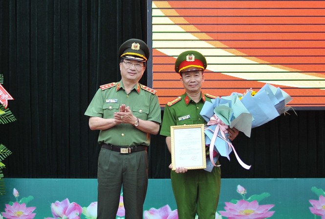 Bộ Công an giao nhiệm vụ cho lãnh đạo Công an Đắk Lắk, Đồng Nai Thứ trưởng Nguyễn Văn Thành trao quyết định cho Đại tá Phạm Minh Thắng (bên phải)