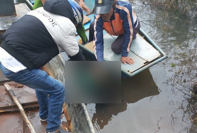 Phát hiện thi thể nữ sinh ở đập nước sau 3 ngày mất tích Cơ quan chức năng đưa thi thể em H lên bờ