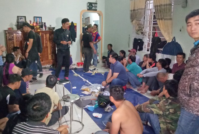 Công an dùng búa tạ phá cửa, vây bắt 44 con bạc Nhóm đánh bạc bị bắt quả tang