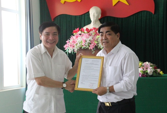 Huyện ủy Lắk có Bí thư mới sau cuộc tuyển chọn chức danh Ông Bùi Văn Cường (bên trái) trao quyết định cho ông Võ Ngọc Tuyên giữ chức vụ Bí thư Huyện ủy Lắk