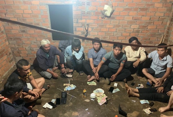 Đắk Lắk: Bắt nhóm người tổ chức đánh bạc trong rẫy vắng Nhóm tổ chức đánh bạc trong rẫy bị bắt quả tang