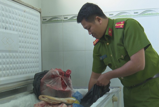 Kinh hãi cơ sở 'hô biến' thịt heo nái thành thịt bò Công an kiểm tra cơ sở hô biến thịt heo thành thịt bò