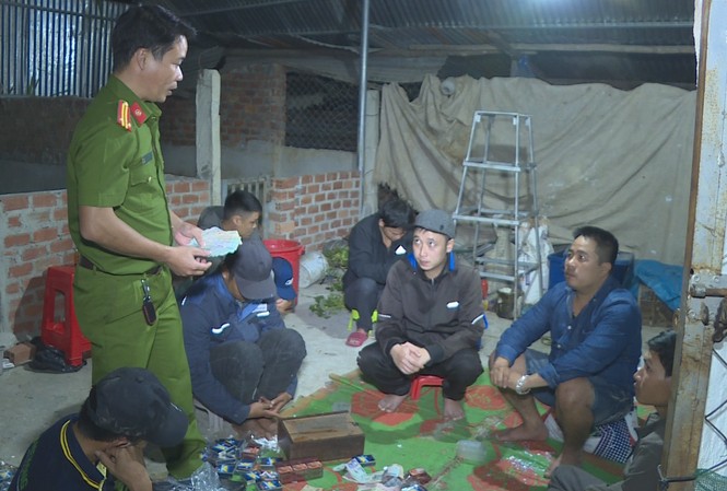 Bắt nhóm đánh bạc có thuê người cảnh giới Hiện trường vụ bắt giữ nhóm đánh bạc