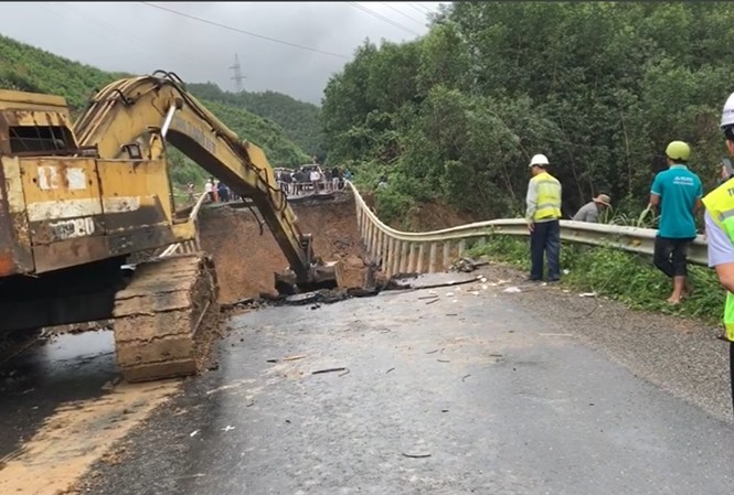 Đắk Lắk: Hàng trăm hộ dân bị cô lập, khắc phục QL26 'đứt làm đôi' Huy động người và phương tiện khắc phục nối Quốc lộ 26 bị đứt làm đôi