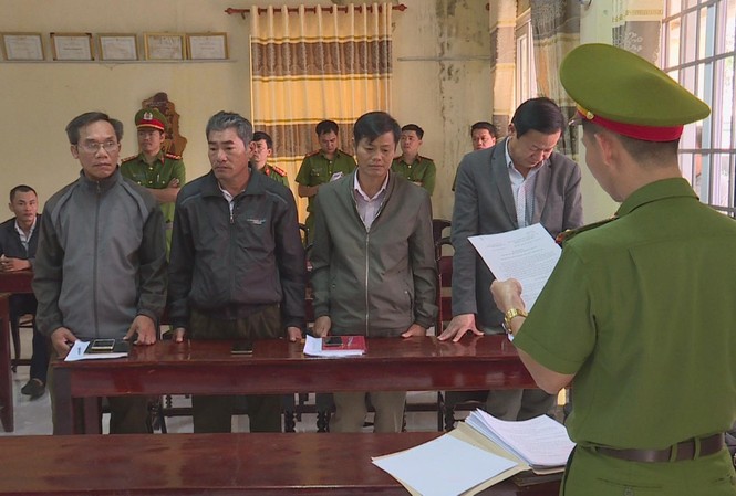 Tin mới vụ dàn lãnh đạo công ty lâm nghiệp 'xộ khám' vì mất rừng Công an đọc lệnh bắt tạm giam 4 lãnh đạo Cty Ea Kar