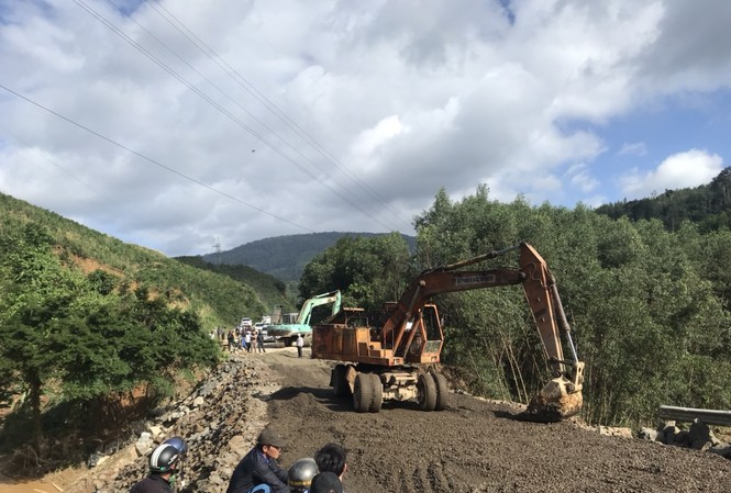 Đổ hơn 80.000 m3 đá để nối lại quốc lộ 'đứt làm đôi' ở Đắk Lắk Quốc lộ 26 đã được nối liền sau 3 ngày bị "đứt làm đôi"