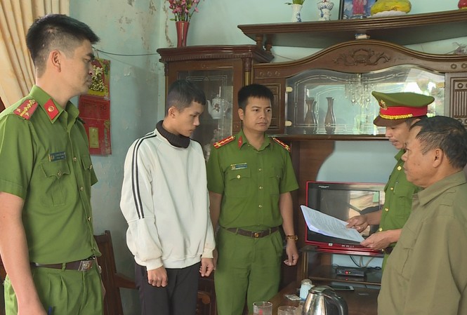 Đâm chết bạn vì bị cầm cố điện thoại Cơ quan công an đọc lệnh bắt Quang tại nhà riêng