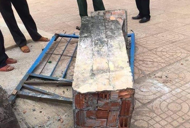 Cổng trường tiểu học đổ sập đè chết học sinh lớp 4 Hiện trường vụ việc sập đổ cổng trường khiến 1 học sinh tử vong
