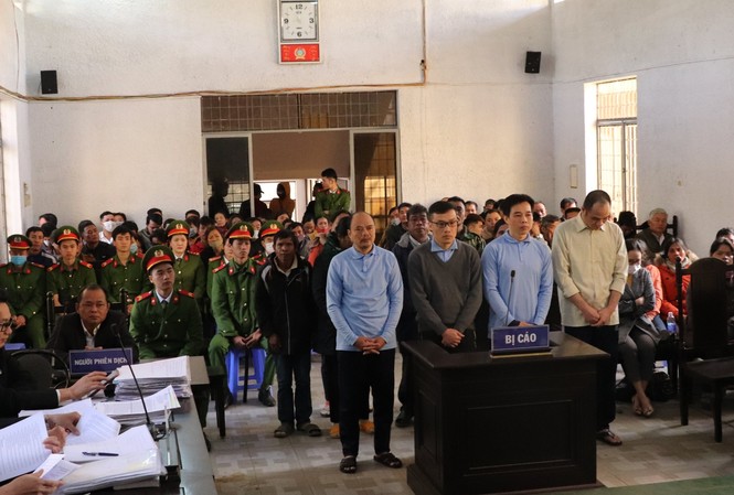 Trục lợi dự án hồ thủy lợi ngàn tỷ, 4 cán bộ xã hầu tòa Các bị cáo tại phiên xét xử hình sự sơ thẩm