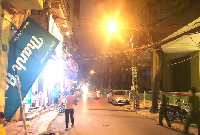 Thanh sắt dài 4m rơi từ công trình xây dựng xuống khiến nhiều người hoảng sợ Tổ hợp trung tâm thương mại, văn phòng, khách sạn 5* và căn hộ cao cấp