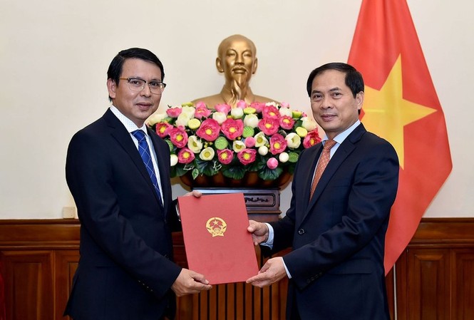 Bổ nhiệm nhân sự Bộ Ngoại giao Thứ trưởng Bùi Thanh Sơn trao quyết định cho đồng chí Nguyễn Văn Trung.