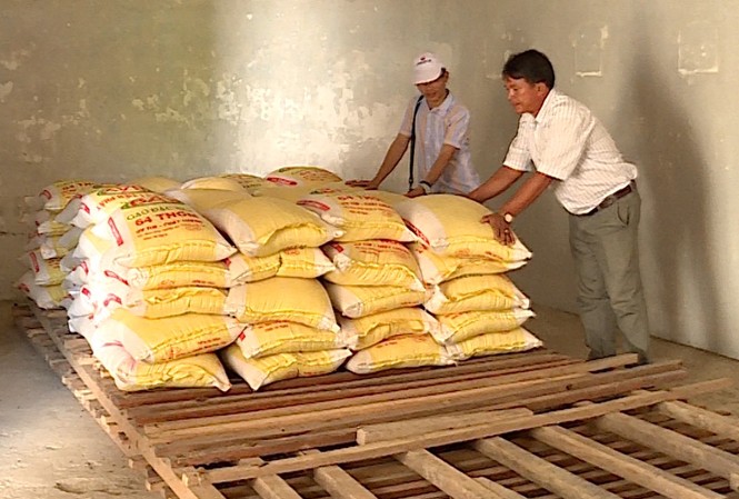 Bị cô lập suốt 2 tuần, người dân đảo Bé được cứu đói khẩn cấp Bị cô lập suốt 2 tuần, người dân đảo Bé được cứu đói khẩn cấp