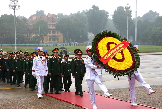 Quân ủy Trung ương, Bộ Quốc phòng vào Lăng viếng Chủ tịch Hồ Chí Minh Đoàn đại biểu Quân ủy Trung ương và Bộ Quốc phòng đặt vòng hoa và vào Lăng viếng Chủ tịch Hồ Chí Minh. (Ảnh: Dương Giang/TTXVN)