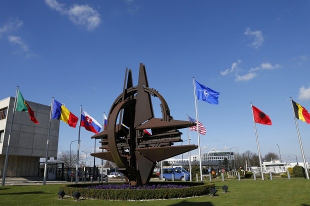NATO hỗ trợ Ukraine nhưng không muốn chiến tranh với Nga NATO hỗ trợ Ukraine nhưng không muốn chiến tranh với Nga