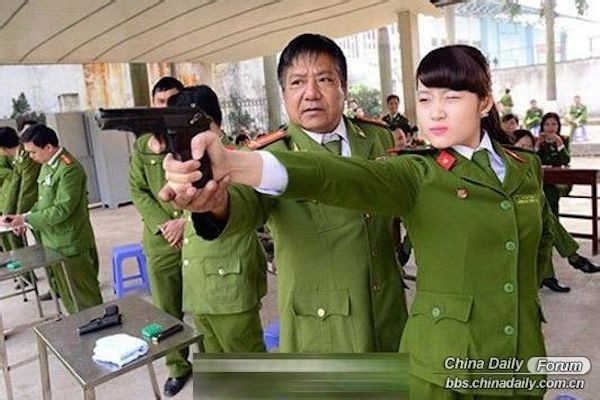 Nữ cảnh sát Việt xinh đẹp lên báo nước ngoài Nữ cảnh sát Việt xinh đẹp lên báo nước ngoài