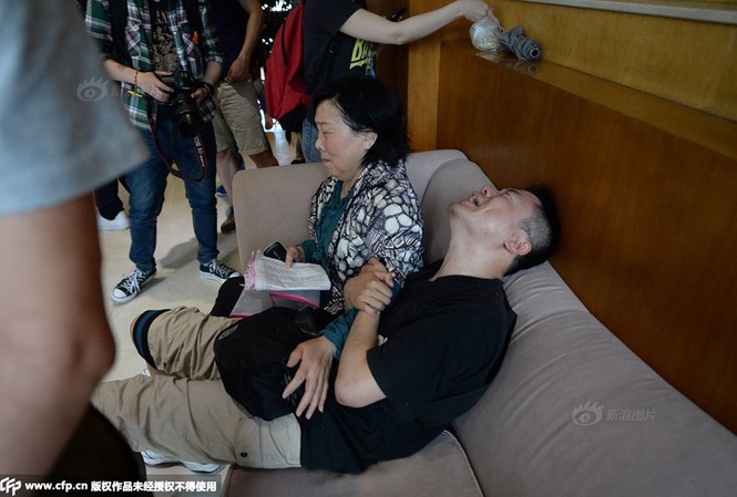 Thân nhân vụ chìm tàu ở Trung Quốc vật vã ngóng tin Thân nhân vụ chìm tàu ở Trung Quốc vật vã ngóng tin