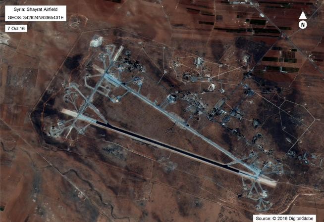 Mỹ tấn công tên lửa Syria, hàng chục người thương vong Căn cứ không quân Shayrat của Syria chụp từ vệ tinh. Ảnh: Reuters
