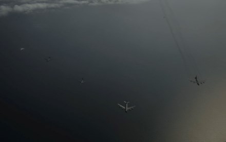 Xuất hiện video Su-27 chặn máy bay ném bom Mỹ Xuất hiện video Su-27 chặn máy bay ném bom Mỹ
