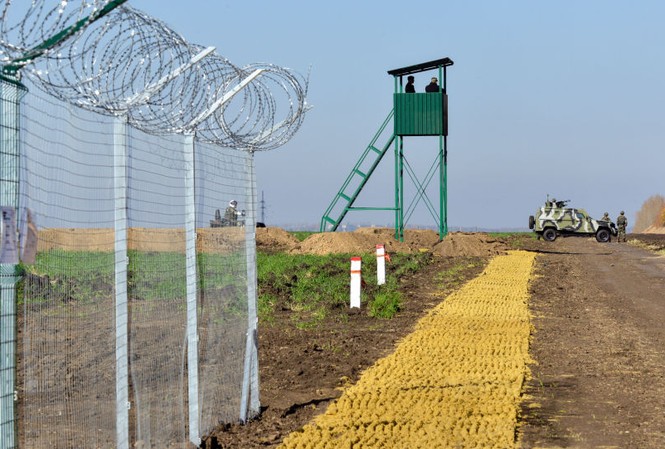 Ukraine dồn tiền xây tường ngăn cách Nga Ảnh: AFP