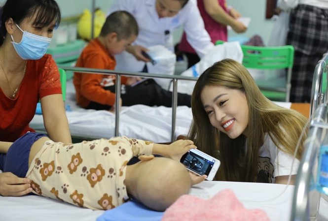 San sẻ yêu thương, nhân tình thân ái Á hậu 1 Hoa hậu Việt Nam 2018 Bùi Phương Nga vui đùa cùng một bệnh nhi đang điều trị tại Trung tâm Ung thư huyết học nhi khoa