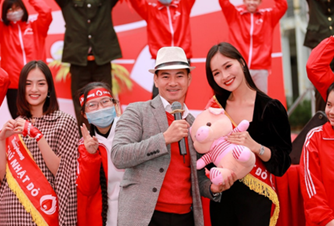 Người đẹp Hoa Hậu Việt Nam hào hứng chơi trò 'kiếm gấu' của Xuân Bắc Người đẹp Hoa Hậu Việt Nam hào hứng chơi trò 'kiếm gấu' của Xuân Bắc