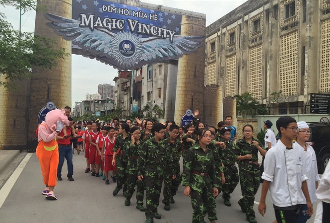 Đêm hội “trải nghiệm tương lai” tại thành phố hướng nghiệp VinCity Hàng trăm học sinh Tiểu học và Trung học có cơ hội trình diễn trong màn Diễu hành chào mừng với trang phục đặc trưng của ngành nghề cũng như trang phục các quốc gia thể hiện mơ ước khám phá và chinh phục Thế giới.