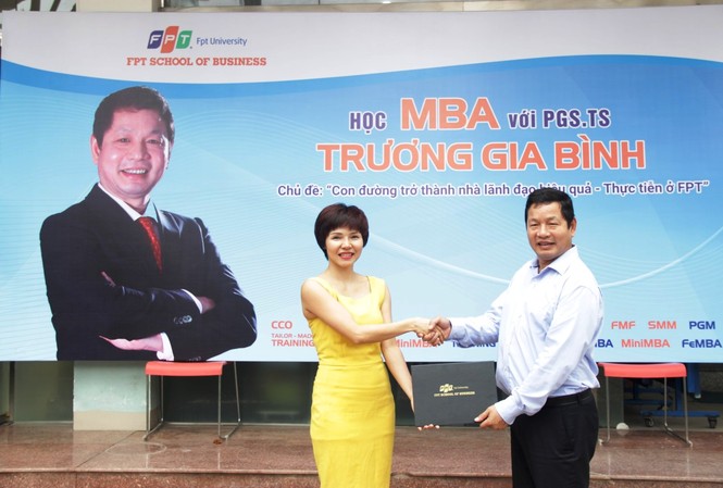 FSB tiếp tục cấp học bổng thạc sĩ Quản trị Kinh doanh Chủ tịch Tập đoàn FPT Trương Gia Bình trực tiếp trao học bổng và giảng dạy buổi đầu tiên về kỹ năng Lãnh đạo cho học viên thạc sỹ Quản trị Kinh doanh FeMBA