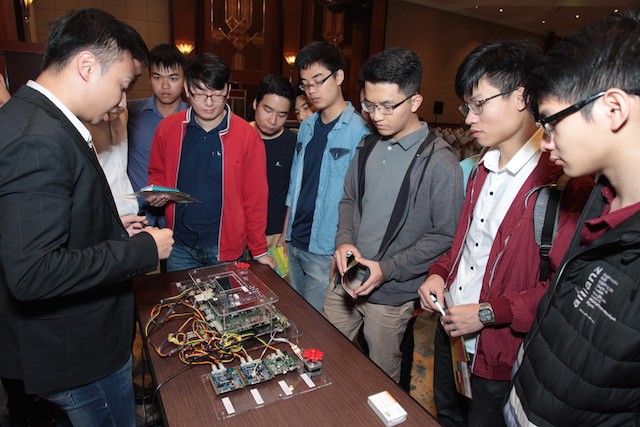 Các giải pháp công nghệ ô tô trong cách mạng công nghiệp 4.0 Khu vực trình diễn thu hút sự quan tâm của nhiều khách mời