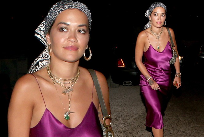 Rita Ora mặc váy lụa, không áo ngực khiến fan 'hốt hoảng' Cô được nhìn thấy đi ăn tối hôm 8/8 với váy lụa 2 dây mỏng tang, không áo ngực khiến fan 'hốt hoảng'.