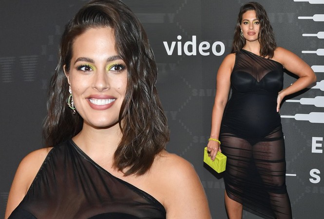 Mẫu ngoại cỡ Ashley Graham bầu 5 tháng vẫn mặc xuyên thấu gợi cảm Mẫu ngoại cỡ Ashley Graham bầu 5 tháng vẫn mặc xuyên thấu gợi cảm