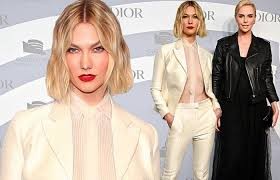 Không nội y, Karlie Kloss quyến rũ hút hồn bên tình tin đồn của Brad Pitt Không nội y, Karlie Kloss quyến rũ hút hồn bên tình tin đồn của Brad Pitt