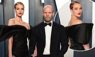 Bạn gái vai trần sexy đẹp đôi bên 'Người vận chuyển' Jason Statham Bạn gái vai trần sexy đẹp đôi bên 'Người vận chuyển' Jason Statham