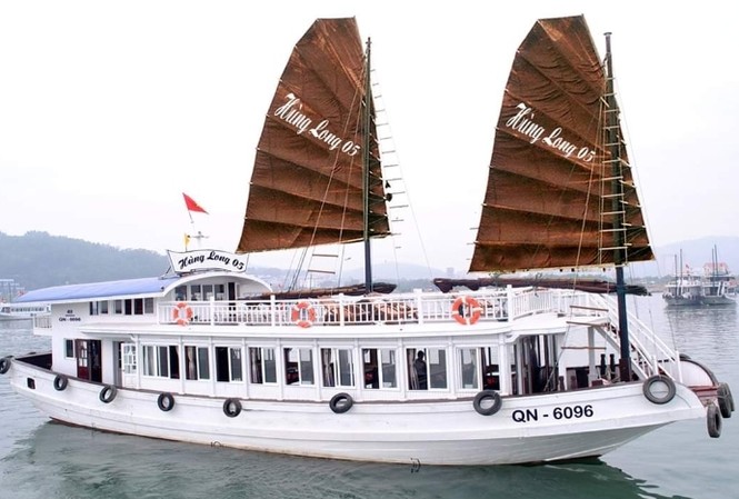 Nam nhân viên đặt máy quay lén khách tắm trên tàu du lịch vịnh Hạ Long Nam nhân viên đặt máy quay lén khách tắm trên tàu du lịch vịnh Hạ Long
